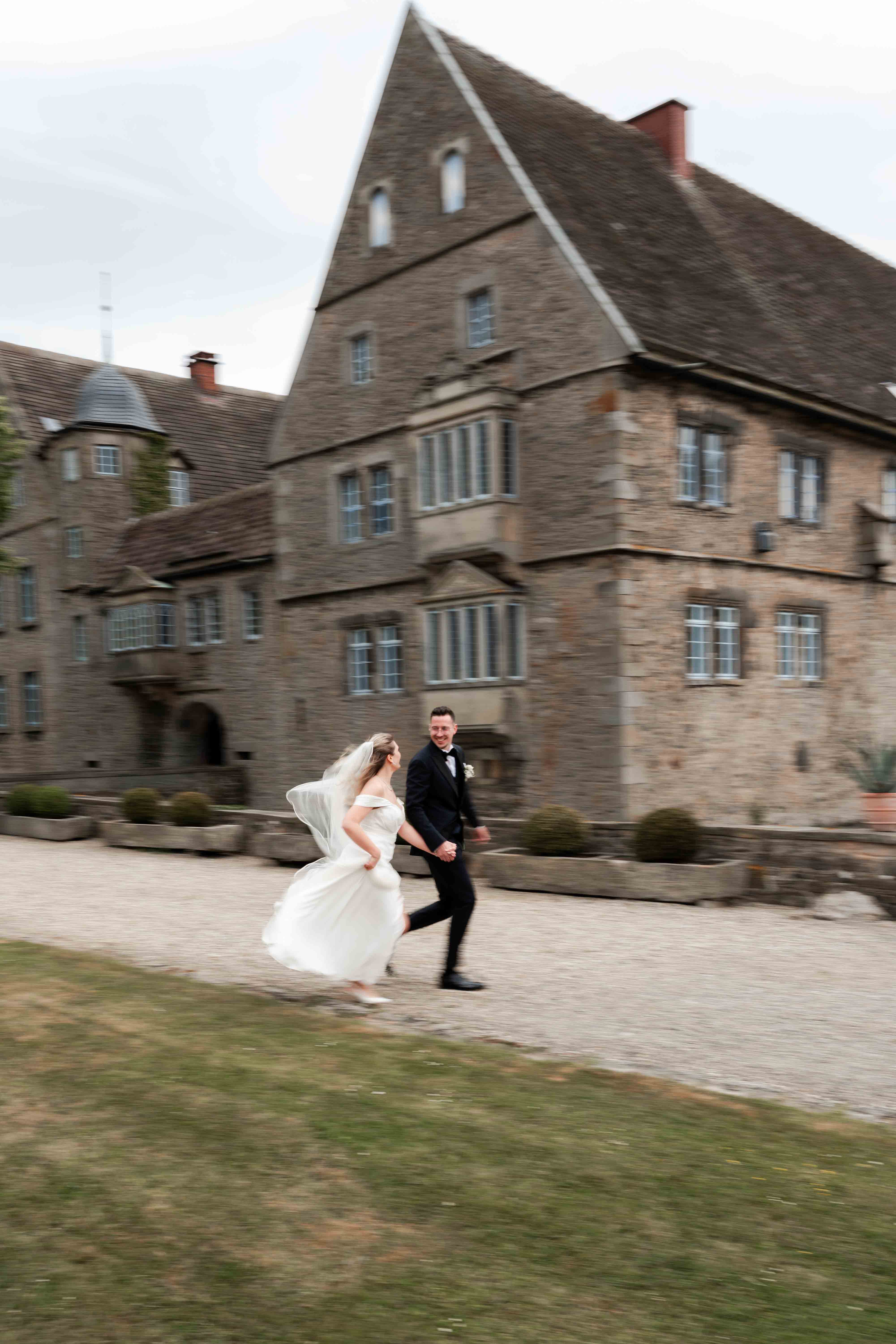 Hochzeitsfotograf Luise & Lorenz – Brautpaar lacht gemeinsam